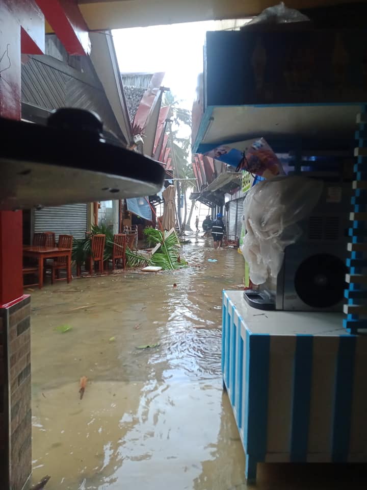 panaynewsdotnet's tweet photo. LOOK: Typhoon #UrsulaPH devastated the famous Boracay Island in Aklan on Christmas day, December 25.
Ursula shattared #Boracay island damaging houses and resorts, blowing trees onto roads and cutting off electricity and communications.
📸 Aj Pingol https://t.co/dfdKDyEuJm