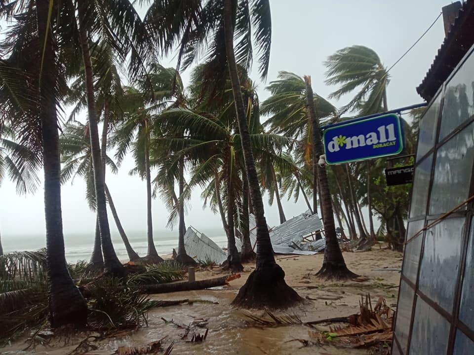 panaynewsdotnet's tweet photo. LOOK: Typhoon #UrsulaPH devastated the famous Boracay Island in Aklan on Christmas day, December 25.
Ursula shattared #Boracay island damaging houses and resorts, blowing trees onto roads and cutting off electricity and communications.
📸 Aj Pingol https://t.co/dfdKDyEuJm