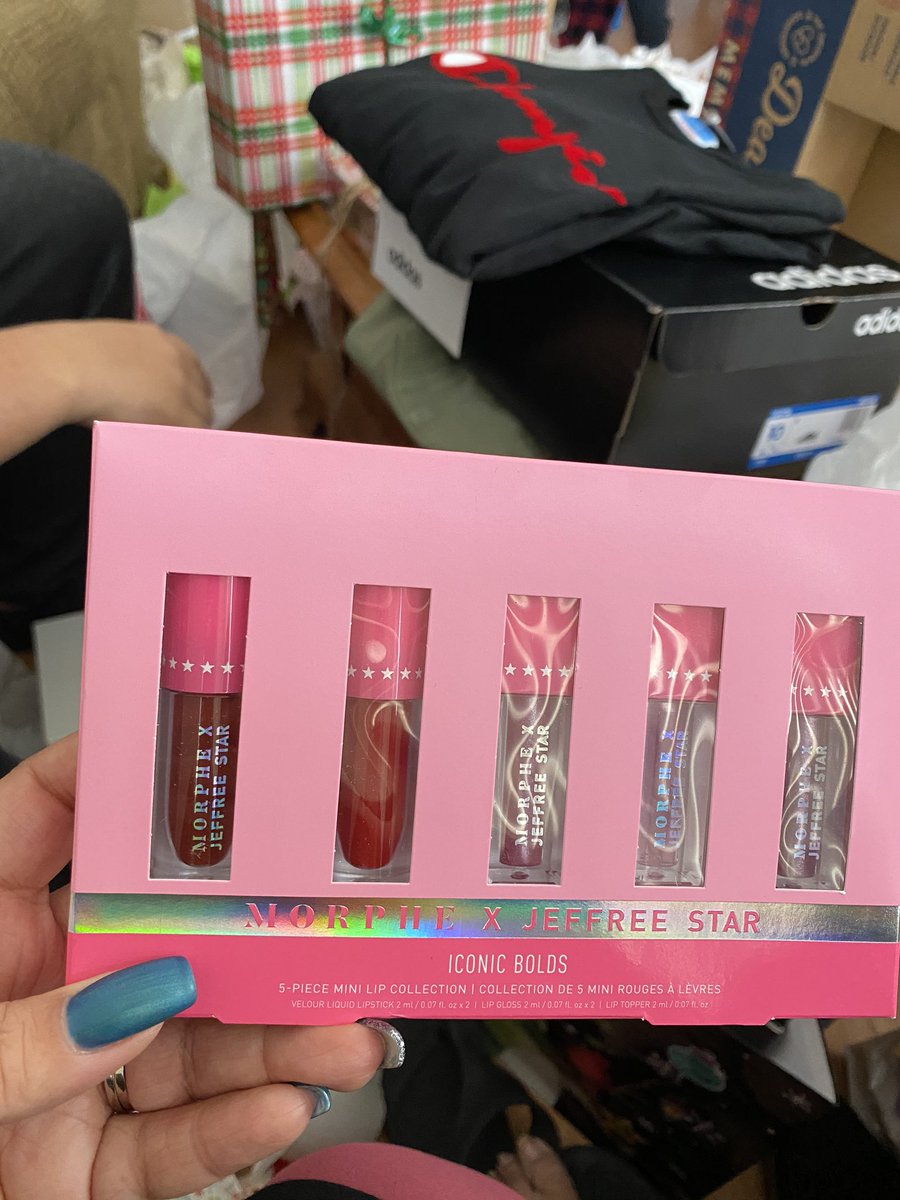 infernalflora's tweet photo. It’s a @MorpheBrushes x @JeffreeStar Christmas here! 🙌🏽🥰 https://t.co/O6n1vOElvm