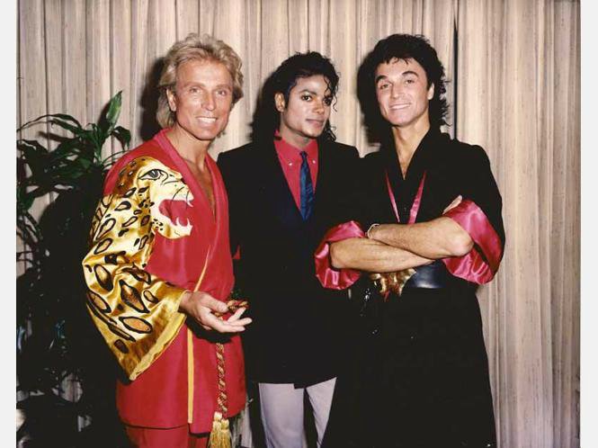 mjdavid007's tweet photo. January 23, 1988. Michael Jackson attends magicians Siegfried and Roy's 'Beyond Belief Show' at the Frontier Hotel in Las Vegas. 

Visit my site to get 250 exclusive Blurays &amp; DVDs! 

#michaeljackson #kingofpop #moonwalk #music #pop #mjrare #onthisday #todayinhistory #love #today https://t.co/PcxL5Ylv0S