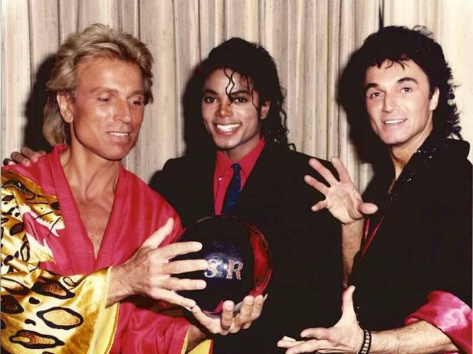 mjdavid007's tweet photo. January 23, 1988. Michael Jackson attends magicians Siegfried and Roy's 'Beyond Belief Show' at the Frontier Hotel in Las Vegas. 

Visit my site to get 250 exclusive Blurays &amp; DVDs! 

#michaeljackson #kingofpop #moonwalk #music #pop #mjrare #onthisday #todayinhistory #love #today https://t.co/PcxL5Ylv0S