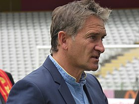 NewsFoot8's tweet photo. Philippe Montanier, né le 15 novembre 1964 à Vernon (Eure), est un joueur de football professionnel français, qui évoluait au poste de gardien de but, avant de devenir entraîneur. Il est l'actuel entraîneur du Racing Club de Lens 🚨

#lesmeconnusep1 #RCLens https://t.co/gPOxxpeUzD