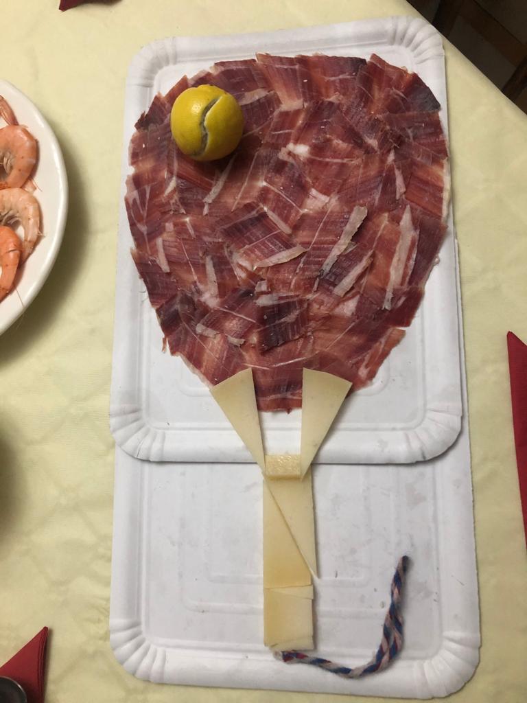 papodrino's tweet photo. Me pongo a cortar un poquito de jamón y queso para la cena de navidad y me dice mi mujer que estoy obsesionado con el pádel!! Que exagerada es la joia !! @WorldPadelTour https://t.co/eGK5kfNNP9