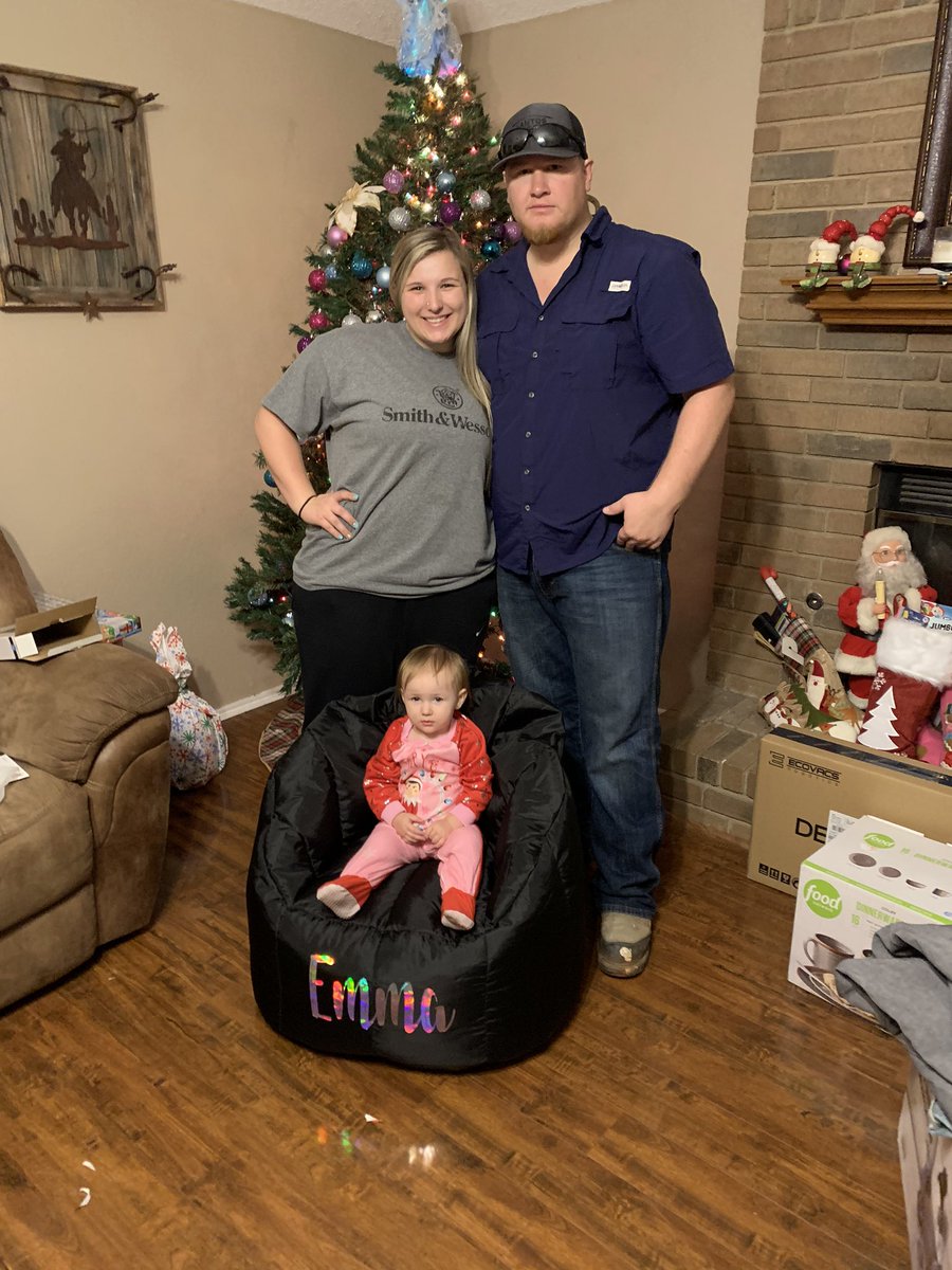 HLRuyle's tweet photo. Merry Christmas from our family to yours!! ❤️💚 https://t.co/owdY3ptD7F