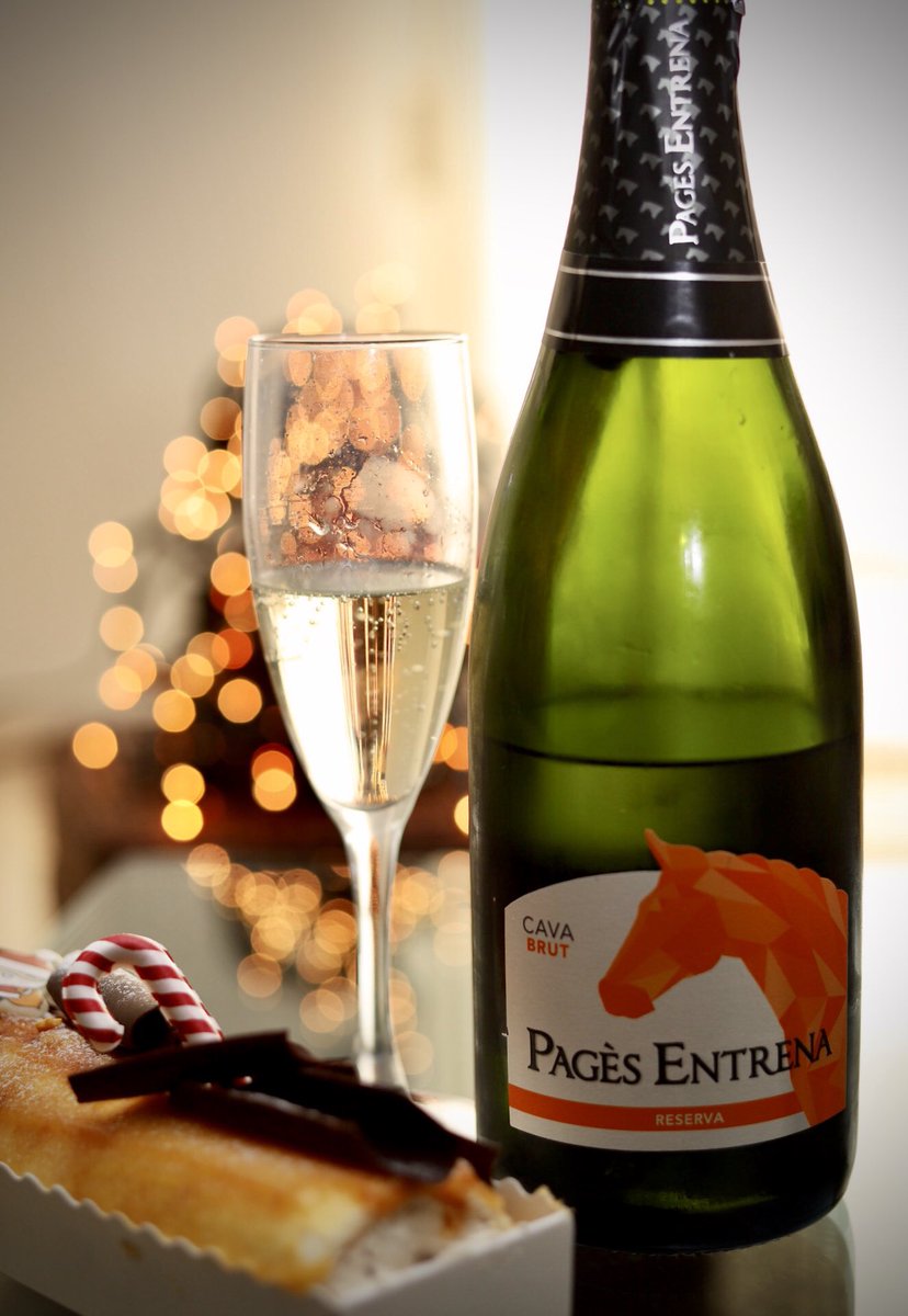 carles_gi's tweet photo. Brindem plegats per un #BonNadal amb cava @pagesentrena #XMas #CavaPagesEntrena https://t.co/jsWaHD9sfC