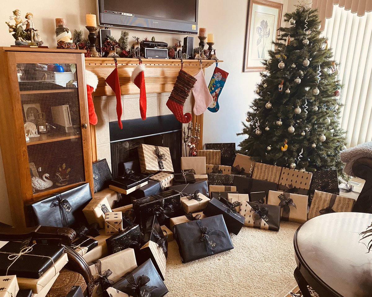 VirtusVIda's tweet photo. Loving our tree and presents this year!!! Merry Christmas to everyone!! 🎄🎁 https://t.co/KIKJmtKkQz