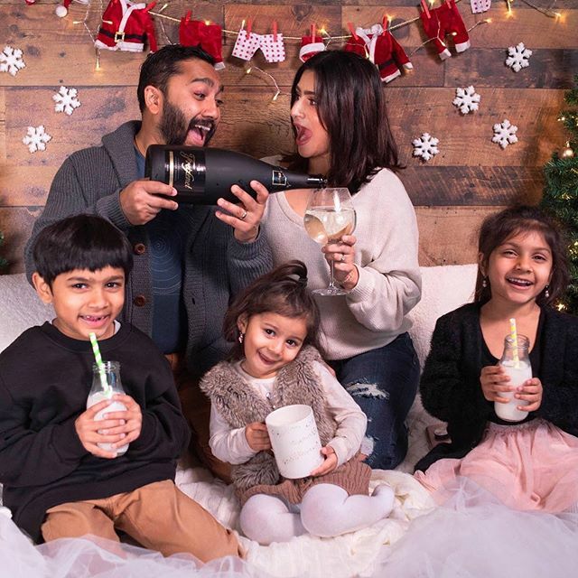Rutarid's tweet photo. Merry Christmas everyone!! Hope you all are enjoying some to me with your fave people or just relaxing into the day like we are! 
Photo credit @hello.mpstudio 
#merrychristmas #familyphotography #christmascard #alwayshavingfun https://t.co/ak4Y4GAFMm #makeup #mac #makeupartist https://t.co/z4TeOP8QyP