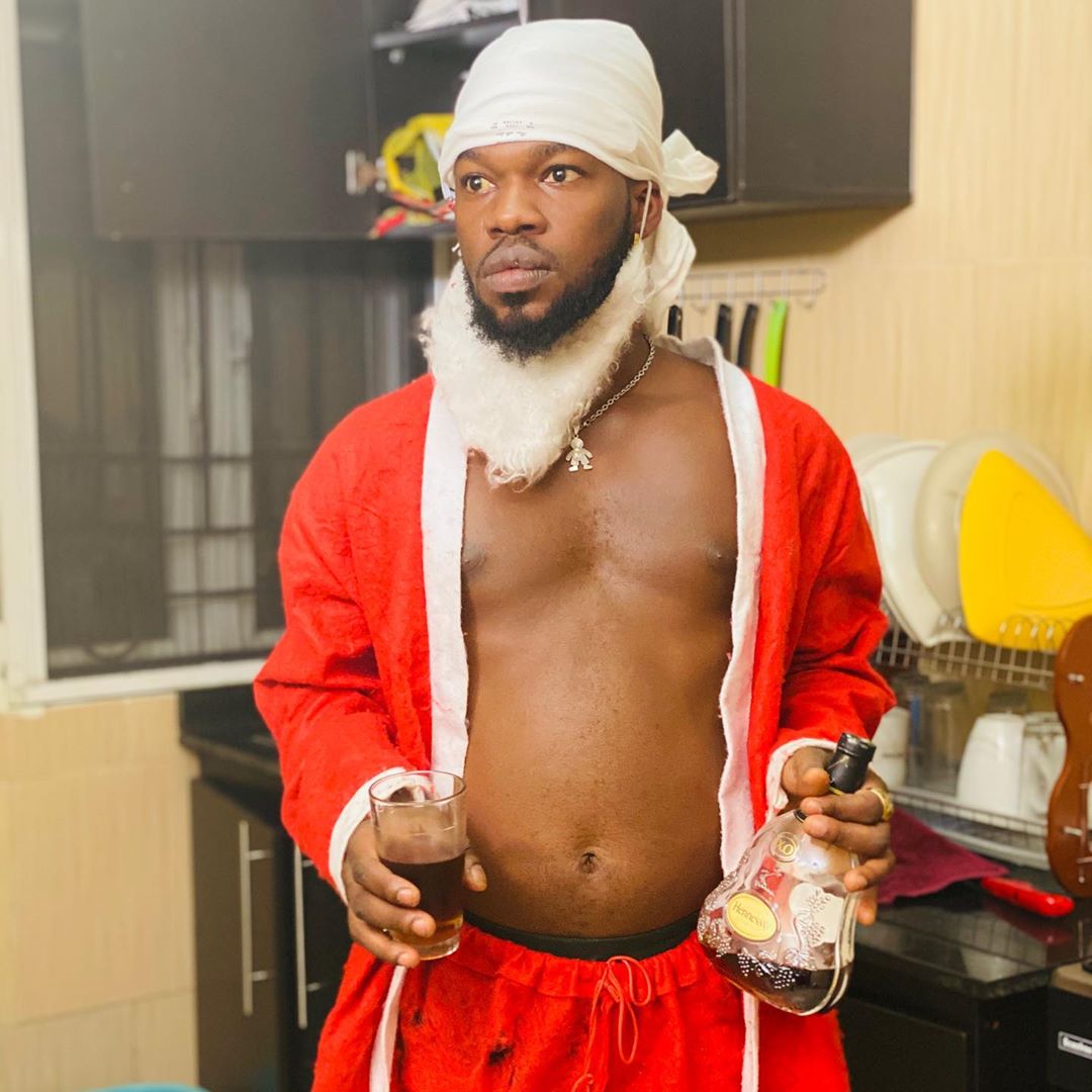 KM_Entertainmen's tweet photo. This December don DIRTY already for my eyes o
😩
, if Una get anybody wey need FATHER XMAS, I dey available ooo, na just 3,500, Una fit dey pay small small sha, 
😂😂😂😂🎄@brodashaggi #Christmas #oyahitme #merrychristmas #MerryChristmas2019 #lagos  #Nigeria https://t.co/hjmPelEhMA