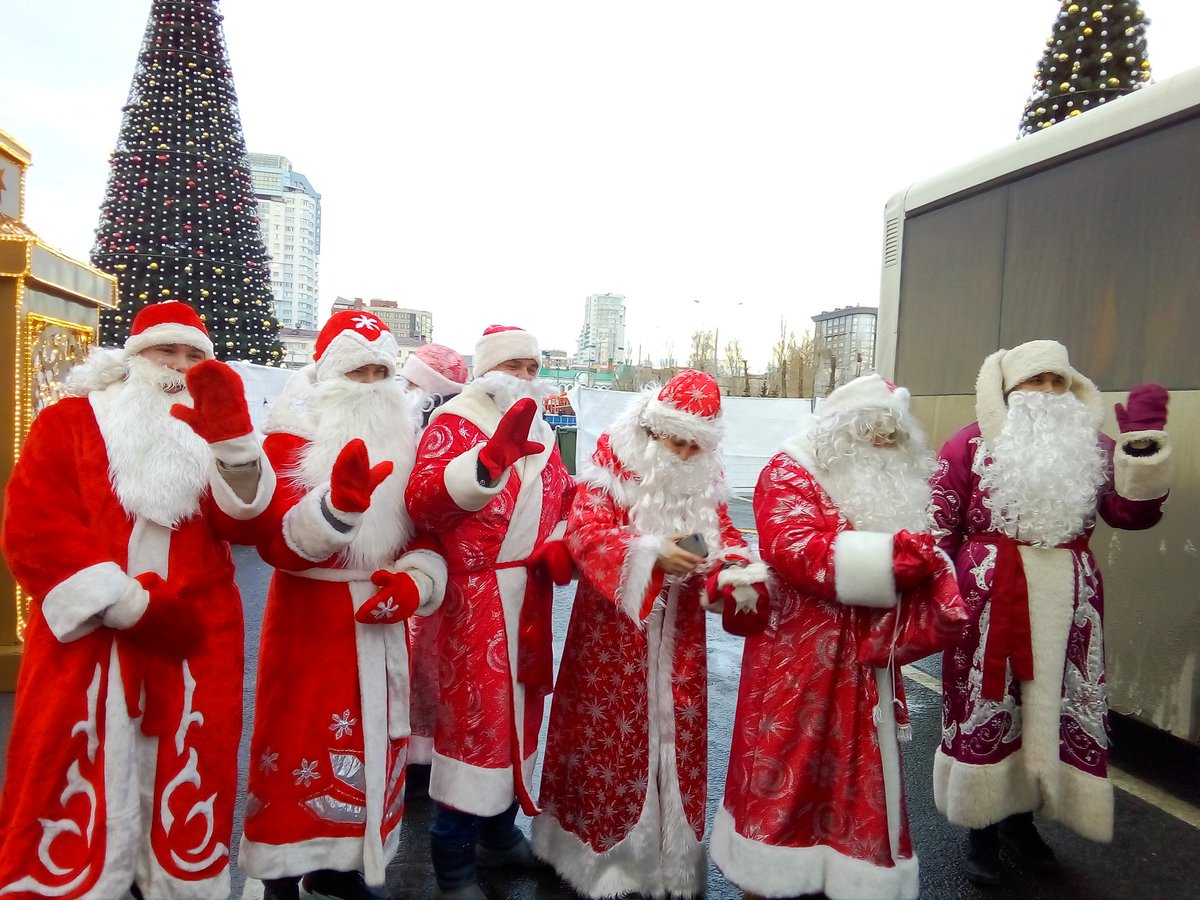 Встреча Деда Мороза из Великого Устюга, с утра игровая программа, мастер -классы, а вечером зажигательное шоу на площади Куйбышева. Это было здорово!!!