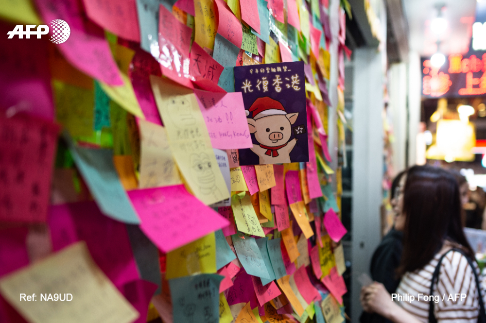 AFP's tweet photo. 🇭🇰 A free Christmas dinner was the idea of a chef who had insisted staying to cook for protesters during the siege at Hong Kong's Polytechnic University campus. After he was arrested last night, the cafe decided to carry out the dinner as planned https://t.co/UNeztHzRVF