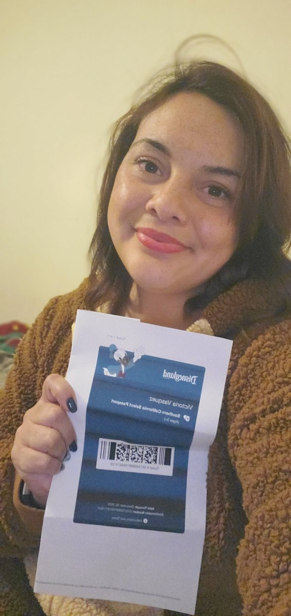 enlightenedhawk's tweet photo. Guess who's a Disney pass holder, this girl!!! The best Christmas gift I could ever get, thanks to my mom. She really knows how much I love Disneyland. 
😊💜
#disneypass #disneyland #disneylsndhereicome
#disneygeek #disneylover #disneyismylife #disneyforever #disneygirl https://t.co/vmNCHARbnp