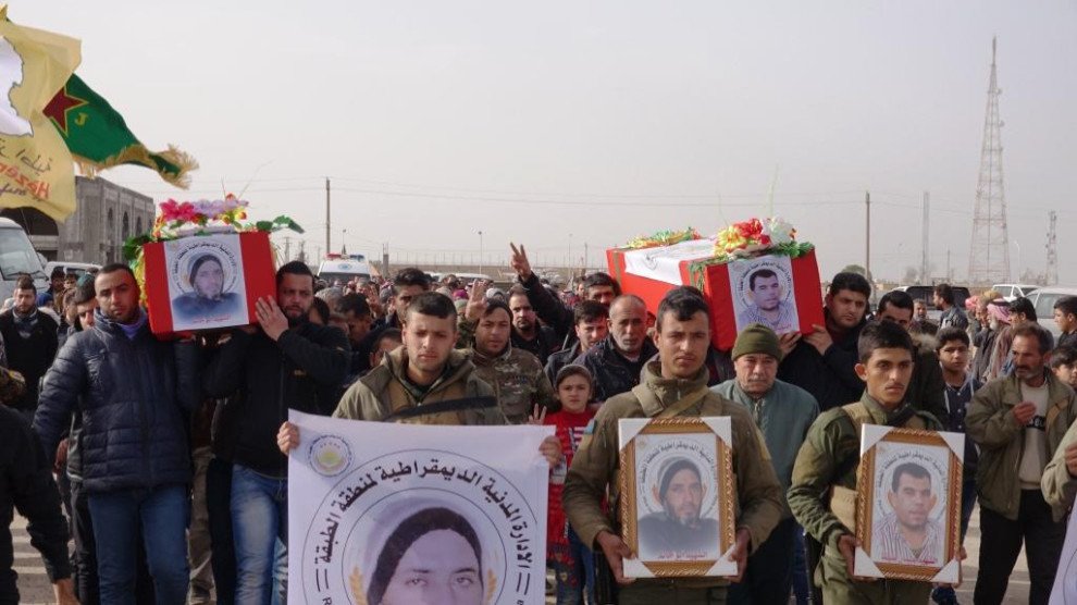 Athens2Rojava's tweet image. Farewell to two martyrs in Tabqa
People of northern Syria continue to bid farewell to their martyrs.
anfenglishmobile.com/rojava-syria/f…
#Tabqa
#Athens2Rojava