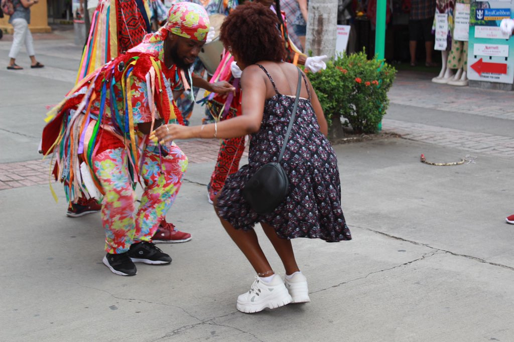 ___dro__'s tweet photo. When the West Side of Chicago meets the West Indies of St. Kitts | Bopping with the masqueraders because it’s about to be J’ouvert and I felt the spirit in them drums take over! #fromthewestsidetothewestindies 🌴💃🏽 

#youcantakethegirlouttachicago #yallknowtherest #blackgirlmagic https://t.co/HcrE1eQk63