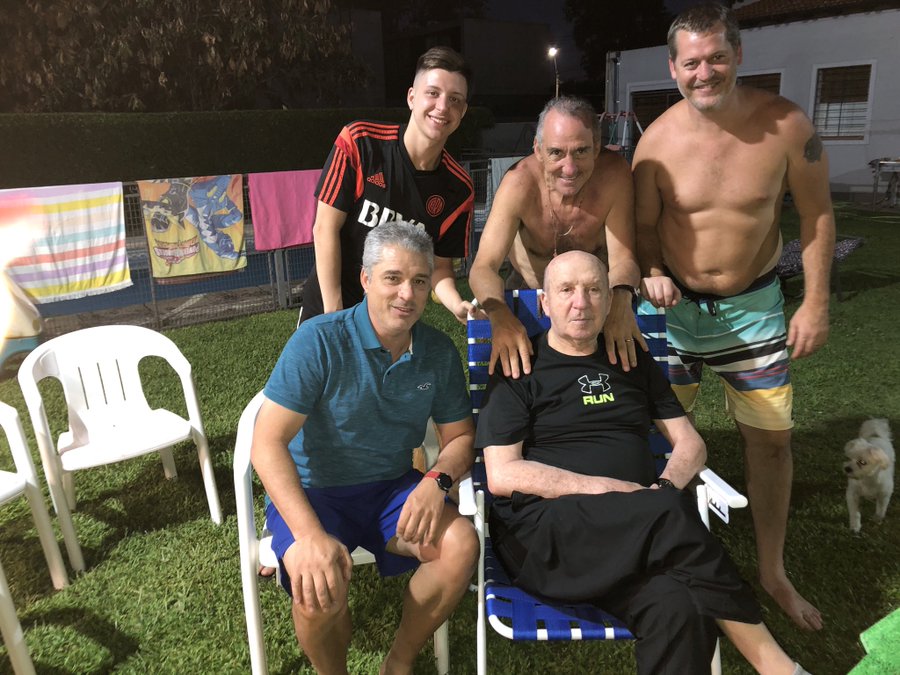 ¡Grande Timoteo! El Maestro Carlos Griguol, en la #Navidad junto a sus yernos, Víctor Hugo Marchesini y Gabriel Perrone. ¿Cuántos hinchas de Ferro, del Lobo y del fútbol le van dar RT a esta foto?