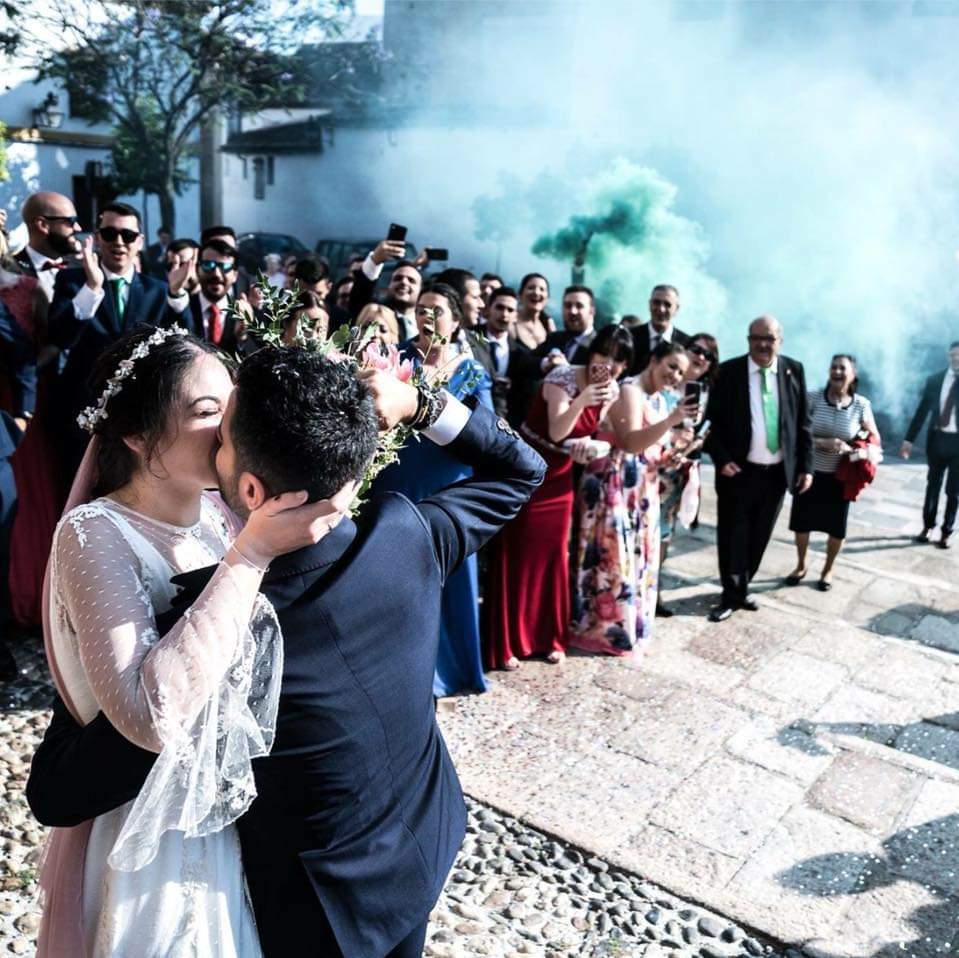 CordobaCF_ofi's tweet photo. 📸 Nos sacasteis una sonrisa con la pedida de mano en la grada 😍. Nos emocionasteis con una boda en blanco y verde ⚽💚. Fruto de un amor incondicional, un cordobesista pronto nacerá 👶🏻. ¡Enhorabuena, pareja! Y enhorabuena a toda la familia de @Incond_CCF! https://t.co/Prx6HxRxbJ