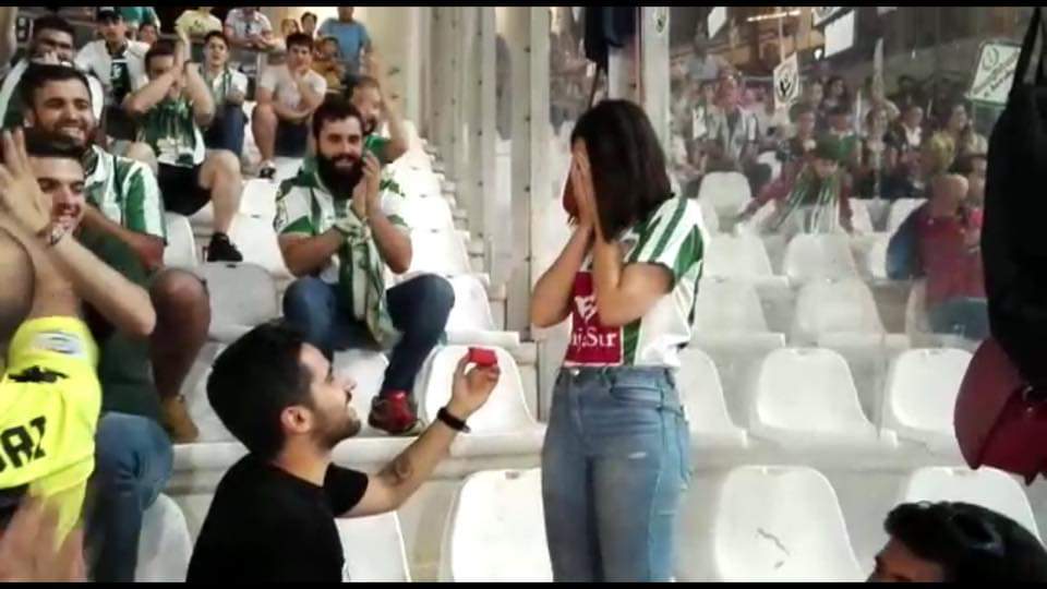 CordobaCF_ofi's tweet photo. 📸 Nos sacasteis una sonrisa con la pedida de mano en la grada 😍. Nos emocionasteis con una boda en blanco y verde ⚽💚. Fruto de un amor incondicional, un cordobesista pronto nacerá 👶🏻. ¡Enhorabuena, pareja! Y enhorabuena a toda la familia de @Incond_CCF! https://t.co/Prx6HxRxbJ