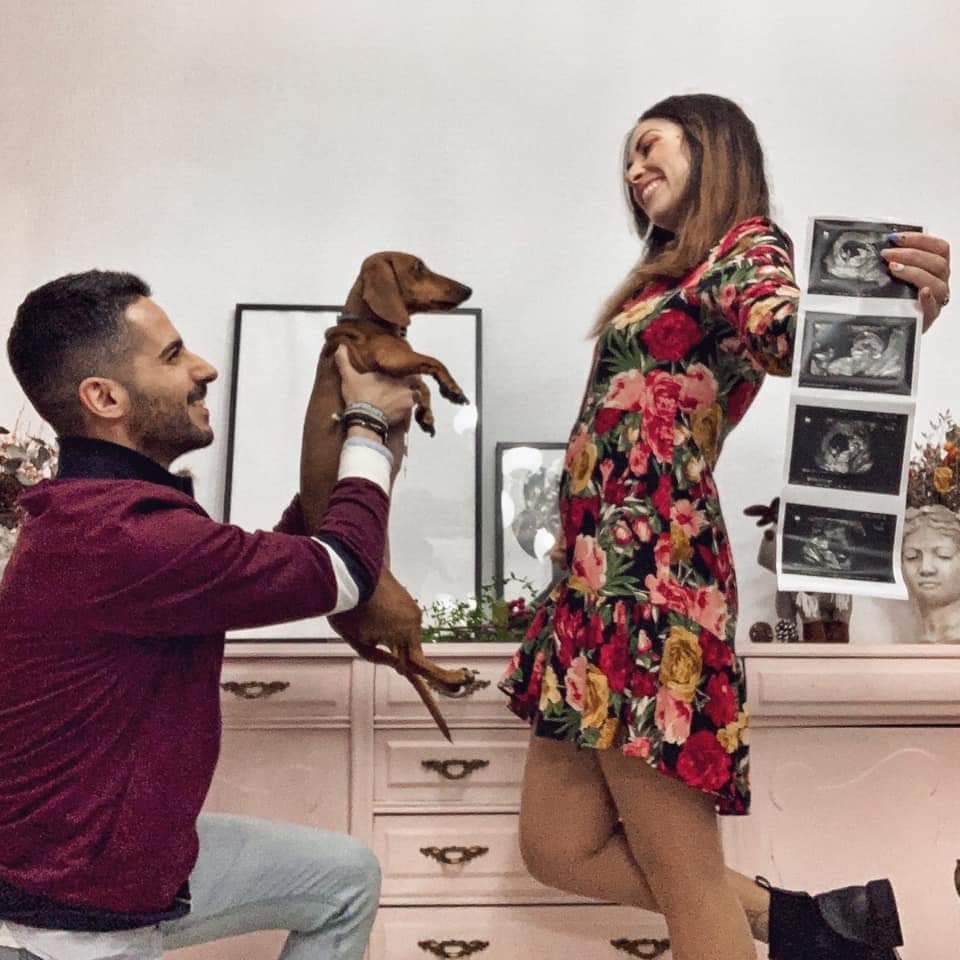 CordobaCF_ofi's tweet photo. 📸 Nos sacasteis una sonrisa con la pedida de mano en la grada 😍. Nos emocionasteis con una boda en blanco y verde ⚽💚. Fruto de un amor incondicional, un cordobesista pronto nacerá 👶🏻. ¡Enhorabuena, pareja! Y enhorabuena a toda la familia de @Incond_CCF! https://t.co/Prx6HxRxbJ
