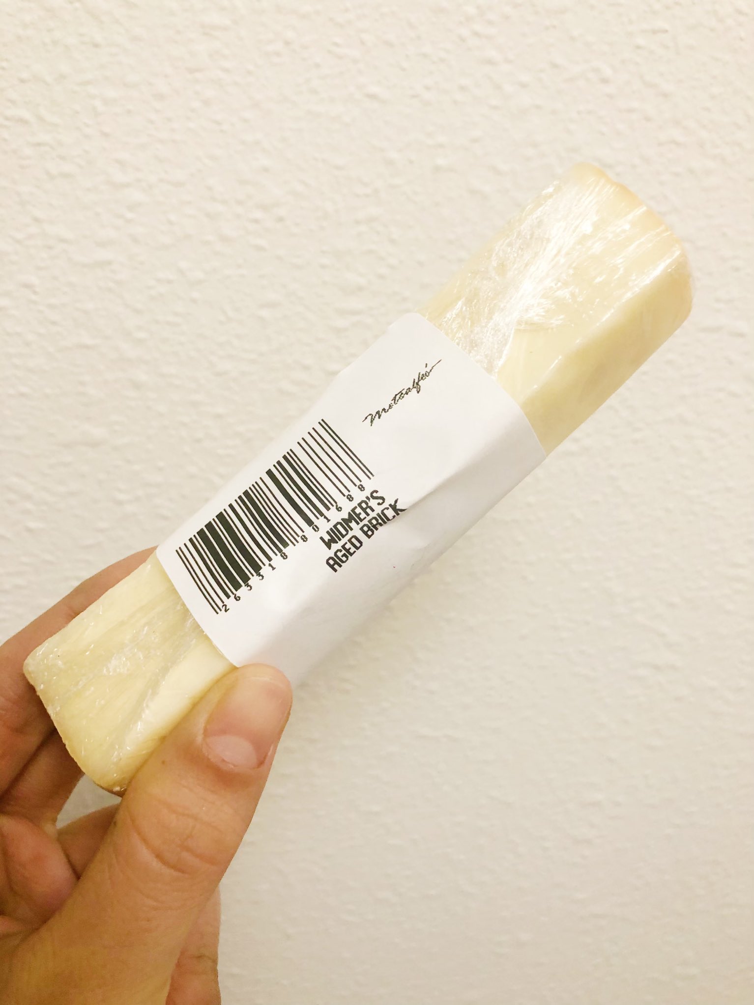 Miyuki Fujii 月曜日 Targetのあとヒルデールのスーパーで少し足りないものを買い足し ここの切れ端のチーズにハマったのでまた買ってみた 調べてみたらウィスコンシンで有名なチーズを作ってるお店のチーズだった ブリックチーズって知らない