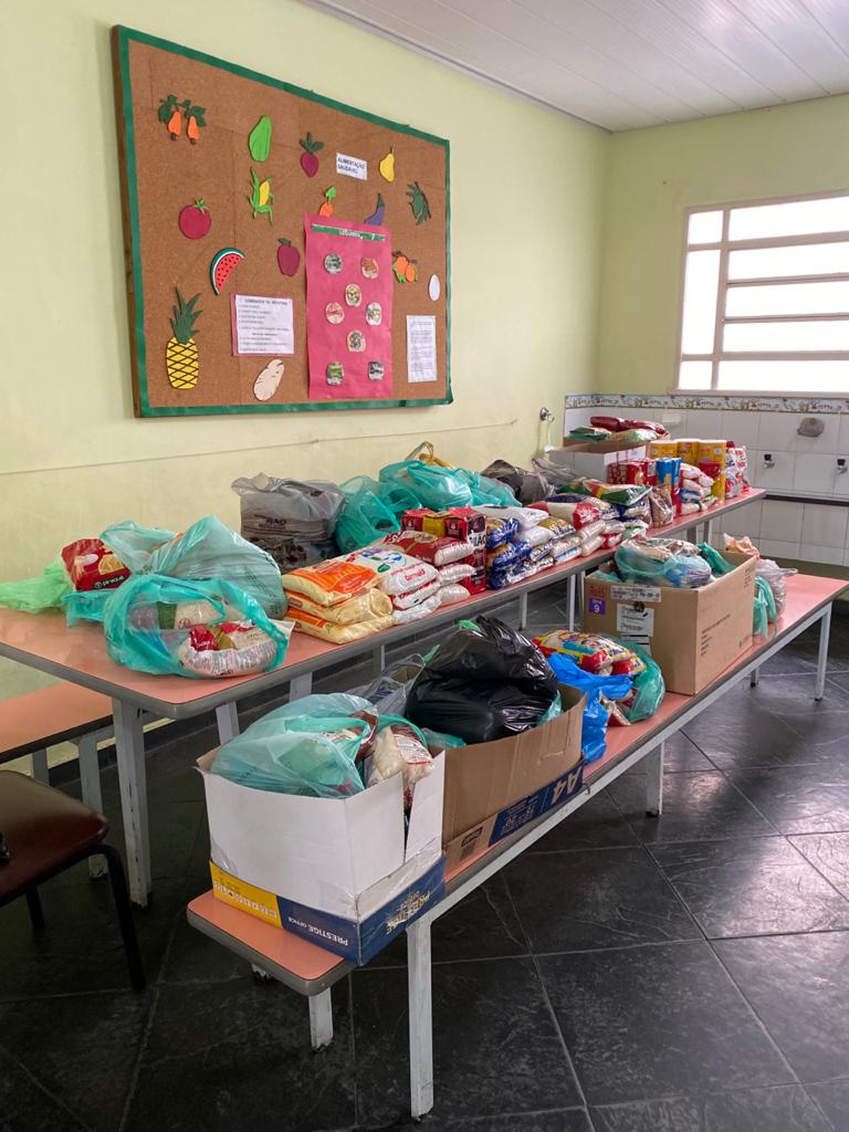 PCERJ's tweet photo. 🎅 Agentes da #CGPOL arrecadaram 245 quilos de alimentos não perecíveis e 100 novos brinquedos que foram doados a crianças de uma escola no Andaraí.
A unidade atende 45 crianças com idade de 5 a 8 anos, do maternal ao 2º ano do ensino fundamental.
#Natal
#Sepol https://t.co/UzybQqVDQq
