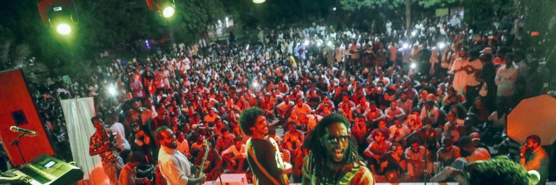 QooomS's tweet photo. مدنياااااو 
لاول مرة اضخم مهرجان في البجراااوية 
مع منوو مع @Aswat_Almadina  و @Reggae_everywhere و مهدية و Dj ماكس  
حيكون احتفال رأس السنة محتلف السنة دي بعيدا عن زحمة الخرطوم 
#قوم_خلي_الخرطوم https://t.co/Uj0lfpXewj