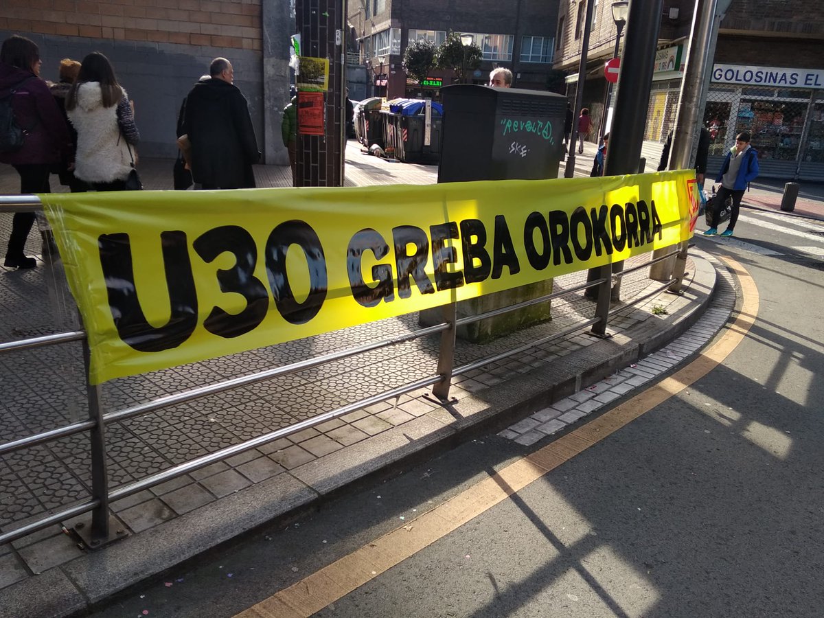kartabilbo's tweet photo. Abenduaren 25 izanda ere #U30GrebaOrokorra.ren aldarriak ez du atsedenik hartzen. Irudietan, Santutxuko kaleak ⬇️ https://t.co/HXuPStnwGb