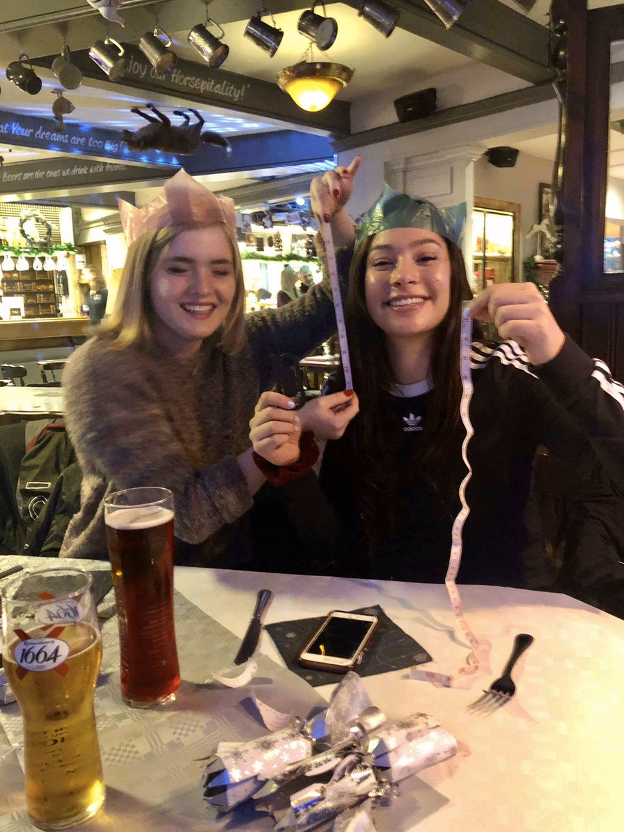 Wishing everyone a Merry Christmas and happy holidays! Enjoy feasting during the break and get ready to be active for the new year! Lots of love from UOLVC 🏐💕🎄