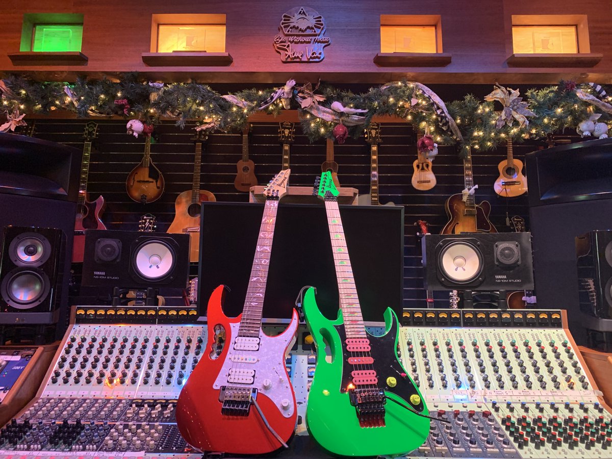 stevevai's tweet photo. Happiest of Holidays to you all. A great time to chillax and enjoy!  📸: @GregWurth https://t.co/gbRI46O0Ve