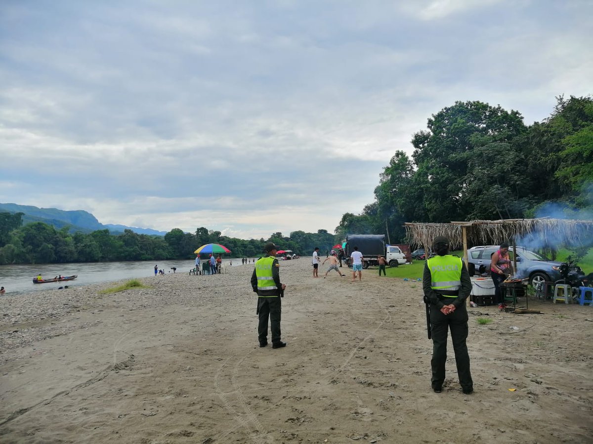 PoliciaDeTolima's tweet photo. #LaCaimanera | En #Espinal #Tolima estamos comprometidos con nuestra comunidad, por eso #AEstaHora con personal de la #Esgon y #Essum realizamos actividades de #DisuasiónyControl, hoy 25 de diciembre en los balnearios y ríos de la jurisdicción. #NavidadConMiPolicía 👮🏻‍♂️🎅 https://t.co/mnfksuCcch