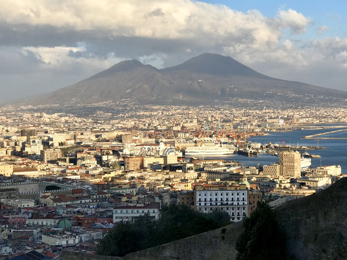 runningblog_de's tweet photo. History 2019 - 6. Napoli City Half Marathon / Bella Napoli zeigt die kalte Schulter im Kampf gegen Eiseskälte und Sturm #running #halbmarathon #laufen #napolihalfmarathon2019 #runningblog #runningblog_de #halfmarathon #länderläufer #instarunners https://t.co/mMTTh43qUR