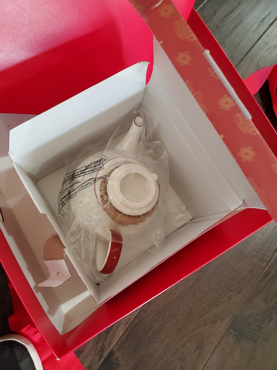 ChrisGogos's tweet image. Major Christmas gift wrapping #fail from @Macys  So upsetting, we had ordered these beautiful plates for my mom that she wanted, instead she got a tea pot.... #christmasfail #macysfail