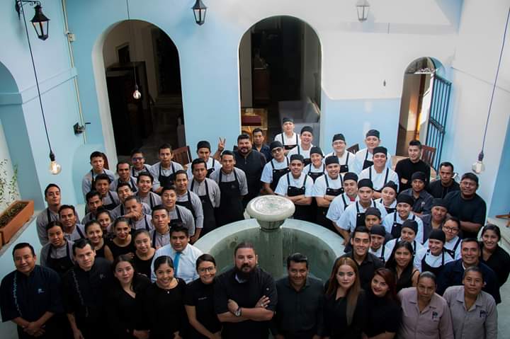 De parte de todo el equipo de Pitiona Cocina de Autor, queremos desearles una increíble Noche Buena y Feliz Navidad 🌟 Que la paz, la alegría y el cariño llene por siempre sus corazones 🎄🎅🏻 #pitionaoax #oaxaca #feliznavidad #nochebuena #food #foodie