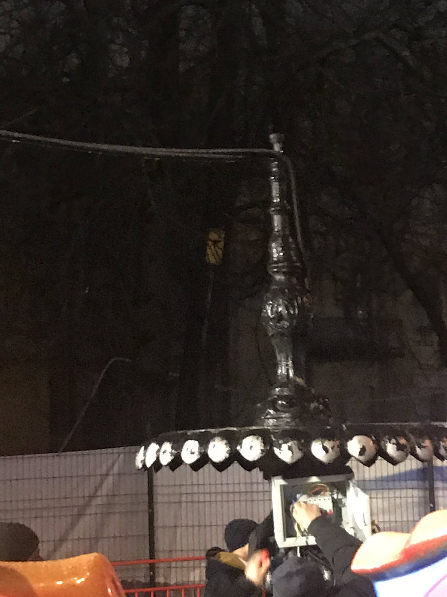 evasmay's tweet photo. Дуже цікаво як так сталось, що один з таких архіте��турних пам’яток Києва, як фонтан Теремена, знаходиться в такому занедбаному стані і слугує електричним стовпом на Різдво?! @kmda_official, надайте відповідь, будь ласка. #kyiv https://t.co/nXIRhyR38a