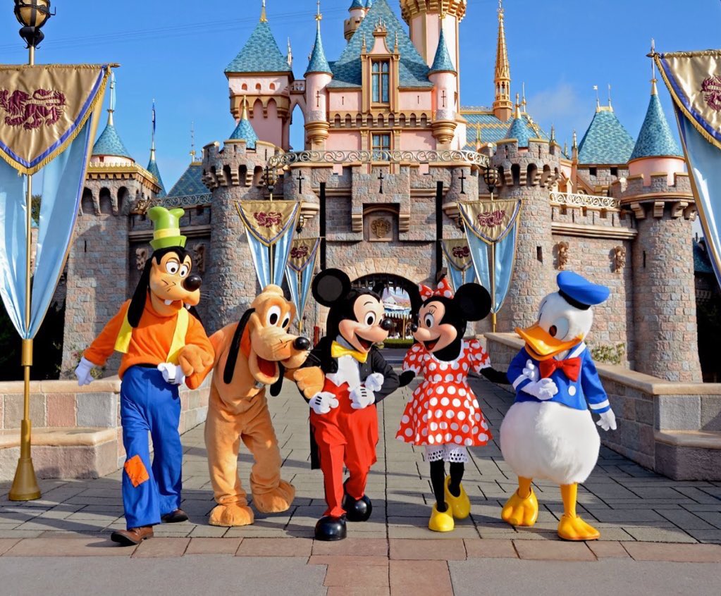 crisayonara's tweet photo. as maiores polêmicas envolvendo a disney a thread; https://t.co/26l3x5pK6s