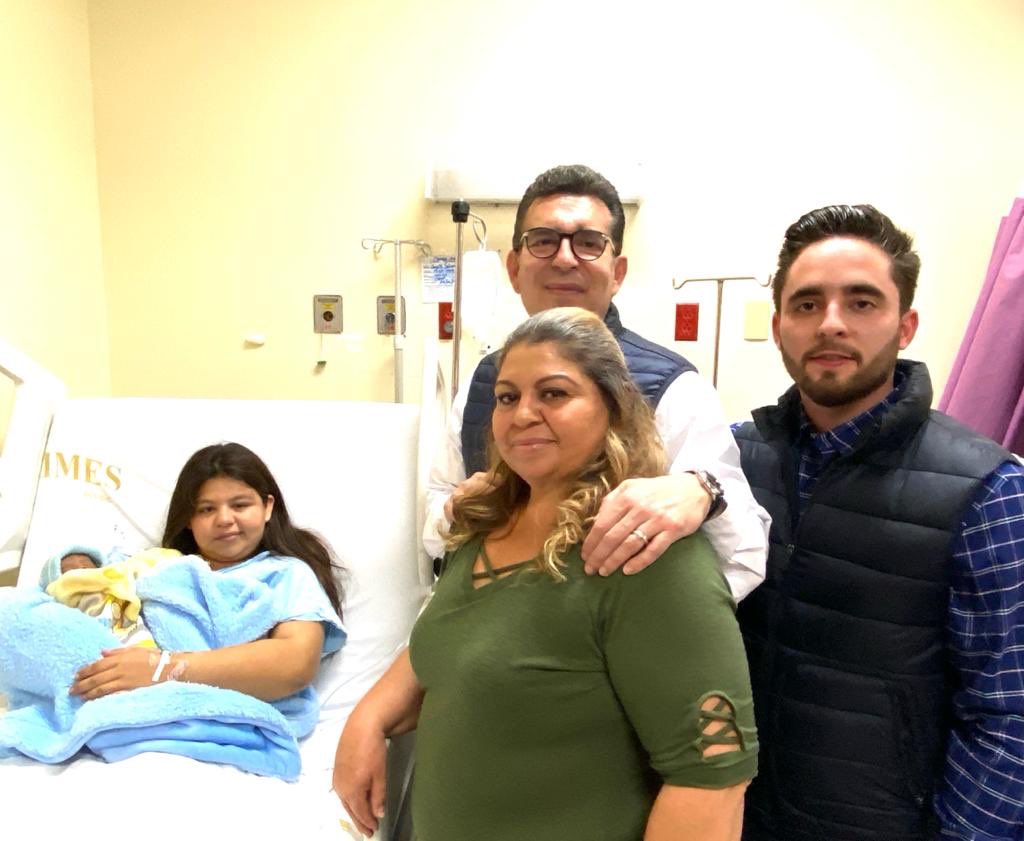 Enrique_Clausen's tweet photo. Hoy tuve la dicha de conocer a los bebés navidad 2019, acompañándome mi hijo Kike a saludar a las mamis del HIMES. 

¡Muchas felicidades! https://t.co/0YNX7GgjxN