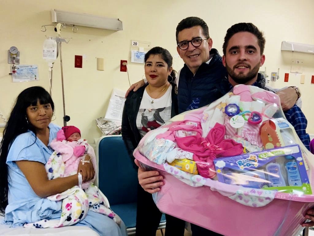 Enrique_Clausen's tweet photo. Hoy tuve la dicha de conocer a los bebés navidad 2019, acompañándome mi hijo Kike a saludar a las mamis del HIMES. 

¡Muchas felicidades! https://t.co/0YNX7GgjxN