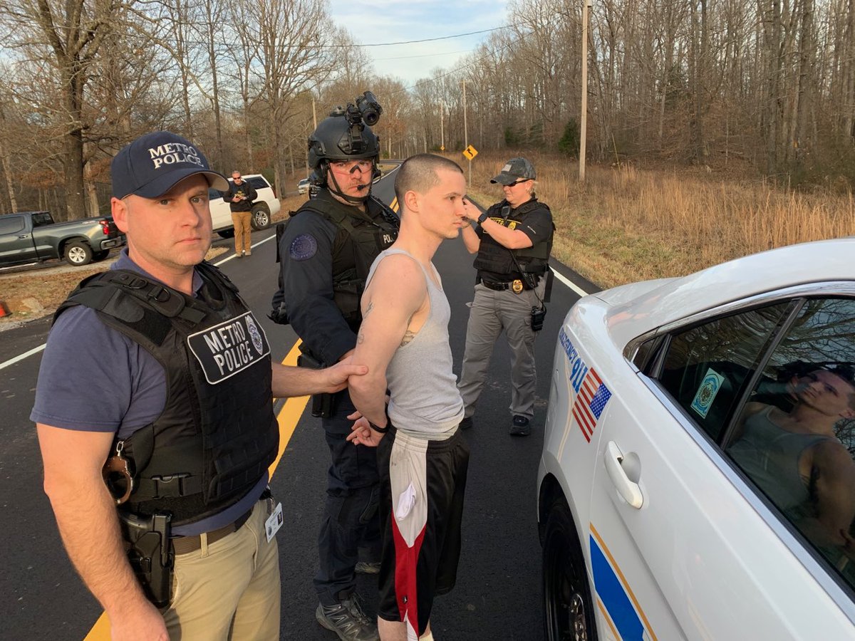MNPDNashville's tweet image. Michael Mosley surrendered from a vacant home on Petway Rd in Cheatham County after it was surrounded by law enforcement. He was there alone. MNPD SWAT, TBI, U.S. Marshal's Fugitive Task Force &amp;amp; Midtown Hills Precinct detectives teamed up to make this happen.