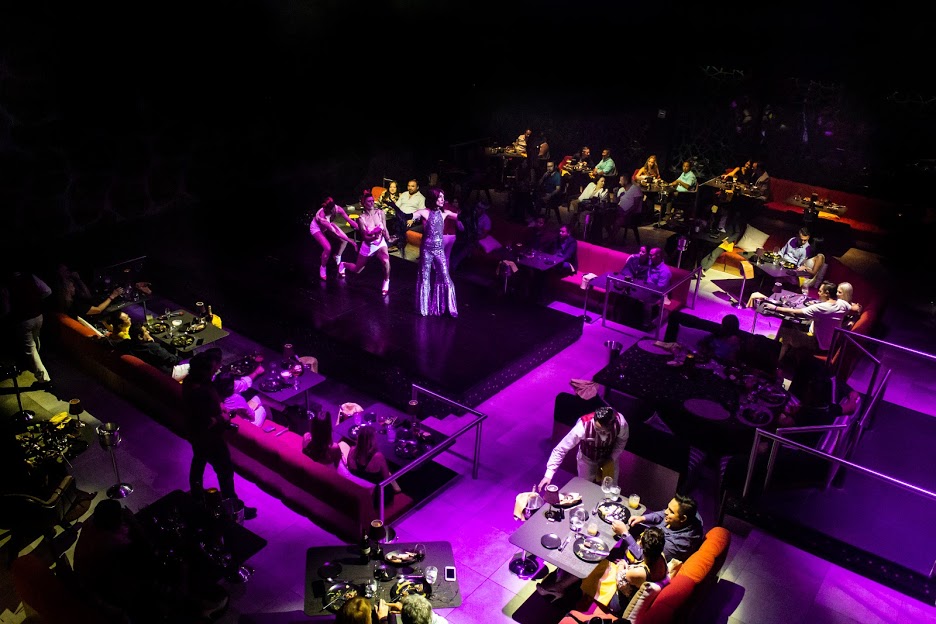 💃 🖤 "Aquí es donde la magia sucede.🕺 ✨ 

💖 🎪 El mejor show #burlesque que no puedes perderte en tu viaje a la #RivieraMaya. Ven a visitarnos #RauxaShow"🌊 🎉 

☎️ ✨RESERVA por WhatsApp: 📞  984 202 0779