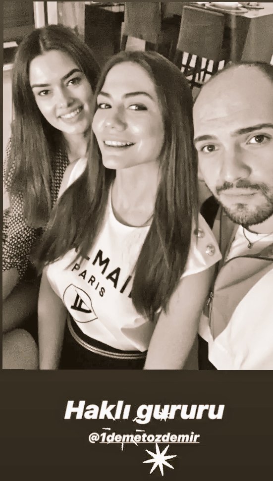 EvaLeandrez's tweet photo. #Demet con sus amigos #Sadee y #Rutkayozis🤔
#Demet jugando al despiste😉😂
Ellos hoy han asistido al estreno de la serie con todo el equipo de #DögdügünEvKaderindir y #Demet no ha estado
Hoy era un dia para estar con su chico ,novio marido #Canoooo💑📺🏡👊🏻👍
#DemetÖzdemir https://t.co/emxovVn1Ci