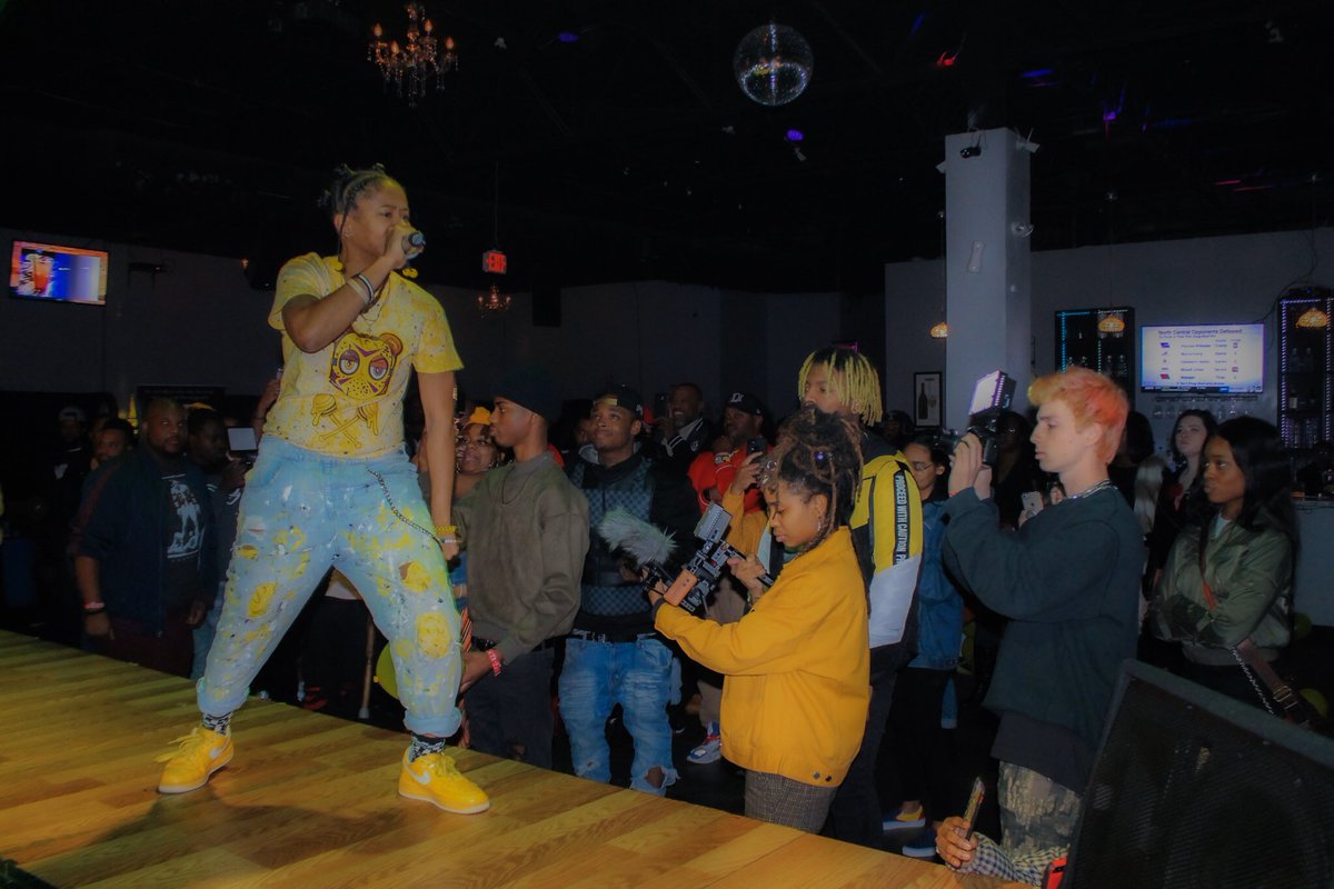 teshiam's tweet photo. My early Christmas gift 💛
#stayyellowextravaganza
#gooodcompny
📸: @BlvckZenzi https://t.co/giSdIMfygL