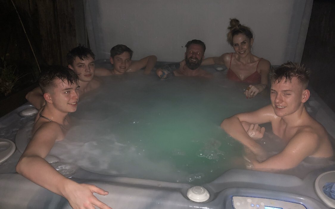Thank you to these wonderful humans for giving us the best Christmas @emmakennytv @mrpedros 🎄 #hottubheaven