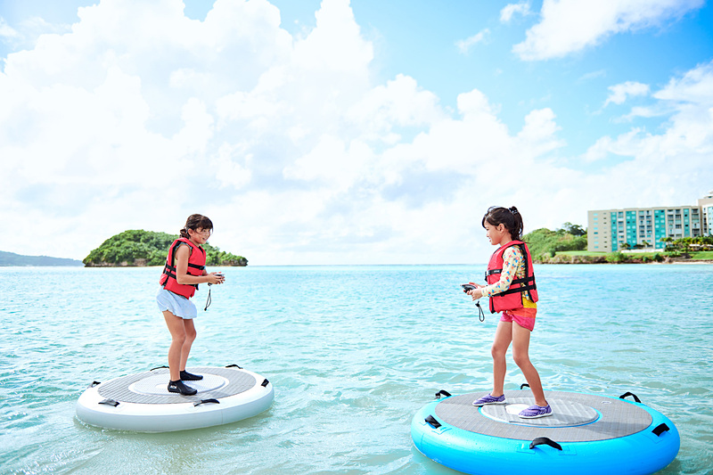 travelwatch_jp's tweet photo. ヤンマー、体重移動で水面を進む円形ボート「Wheeebo」。2020年4月からグアムでサービス開始 https://t.co/sVj5j0BlST #ヤンマー #Wheeebo #グアム https://t.co/a9xaEbV43o