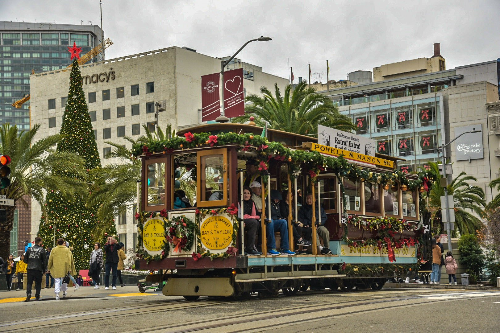 Scenes of SF MUNI on Twitter "A chroniclecablecar Christmas moment 