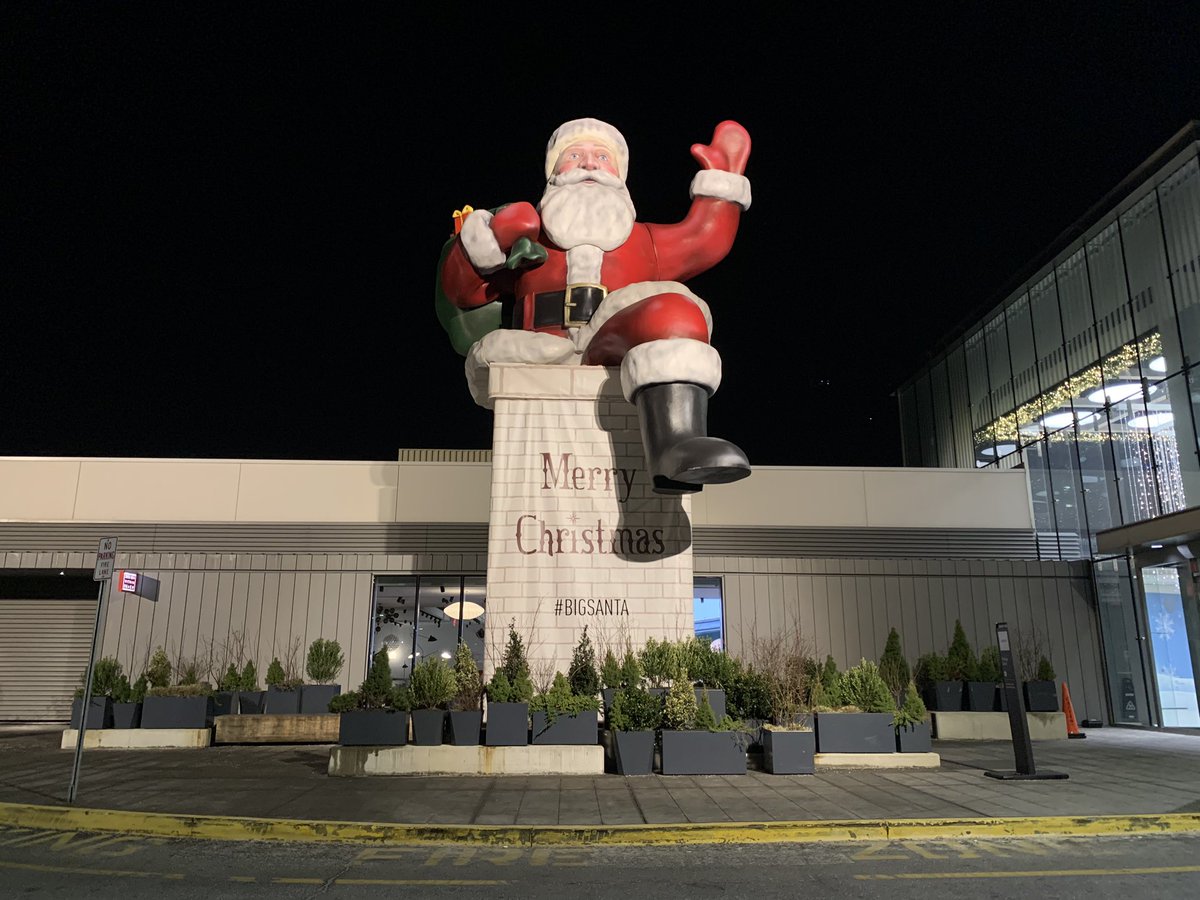 RolandoPujol's tweet photo. Had to visit the legendary #bigsanta at the Garden State Plaza mall. An even bigger, pipe-smoking version of him was here until the early 1980s. Santa returned last year due to decades of demand! https://t.co/QXOq5PZSW7