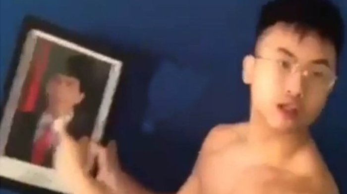 ChristWamea's tweet photo. Pantasan bocah ini bisa berani memaki dan mengancam presiden. Bocah itu juga tdk proses hukum dan ditangkap. Skrng baru jelas siapa dibelakang bocah ini. Rakyat kecil cari keadilan sgt susah dinegeri ini. https://t.co/rq4Y1qXPYL