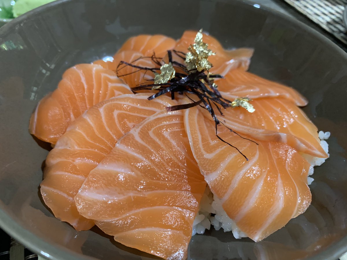 "ฮิฮิฮิฮิฮิฮิฮิฮิฮิฮิฮิ แฮปปี้" อยู่ๆก็ได้มากินปลาแซลมอนกับ <a href="/superpunkboy/">SUPERBOY™️</a> ที่เมโทรโพลิส