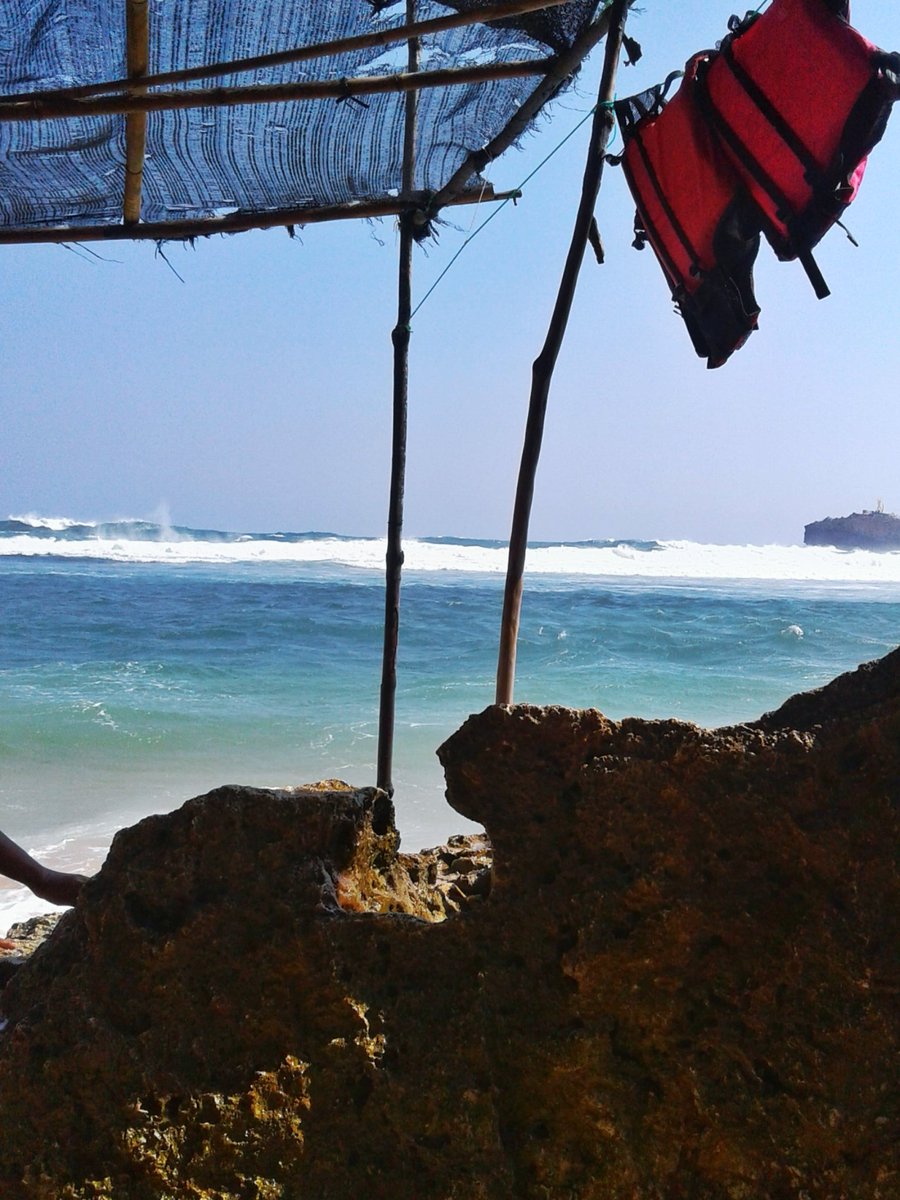 MYantiara's tweet photo. Beach Time
#beach #explorebeach #explore #holiday #vacation #vacanze #spiaggia #mare #view #exploreyogyakarta #exploresemarang ##centraljava #indonesia #december #beachvibes #goodvibes #goodtimes  #goodmorning  #yogyakarta #PhotoOfTheDay  #traveling #travel #gunungkidul https://t.co/UkrEllDTG9