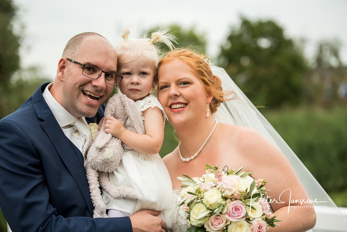 PerfectPicts's tweet image. Tsja, dat klinkt logisch, maar bij de bruiloft van Desirée en Raymon werd het ineens heel bijzonder. Natuurlijk heeft een bruid haar beste vriend mee, zou je zeggen. Dat is toch haar bruidegom?

Maar soms is dat anders...  [lees verder in mijn blog] perfectpictures.nl/een-bruid-neem…