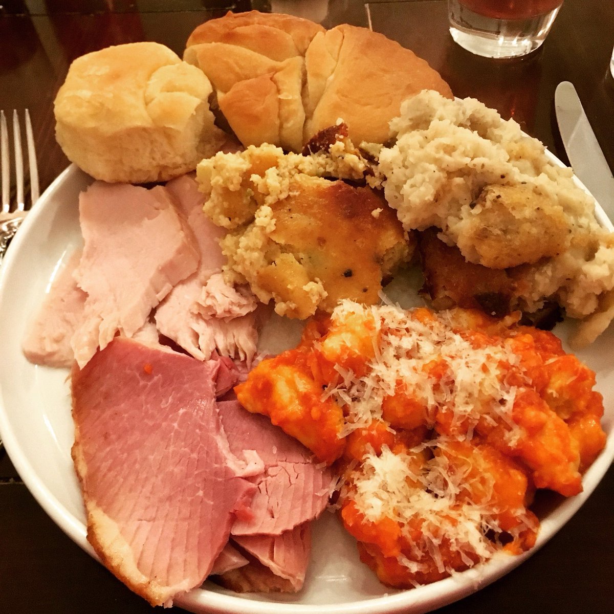 kolbykuwitzky's tweet photo. smoked turkey / honey ham / cornbread dressing / buttermilk mashed potatoes / ricotta gnocchi / rolls #nogreenallowed #carblife https://t.co/OXFRh9OKpR