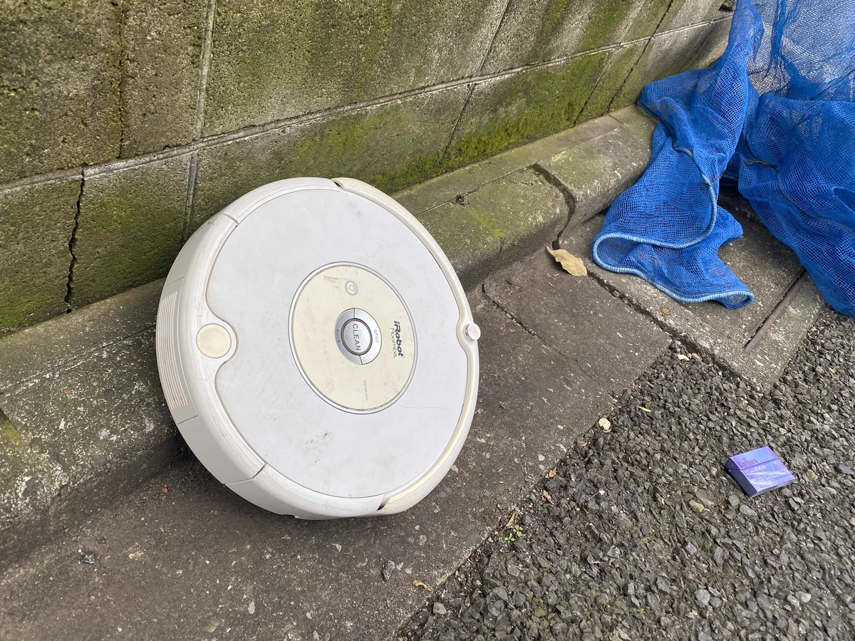 道端に、役に立たなくなったロボットが捨てられてる時代が来たwww