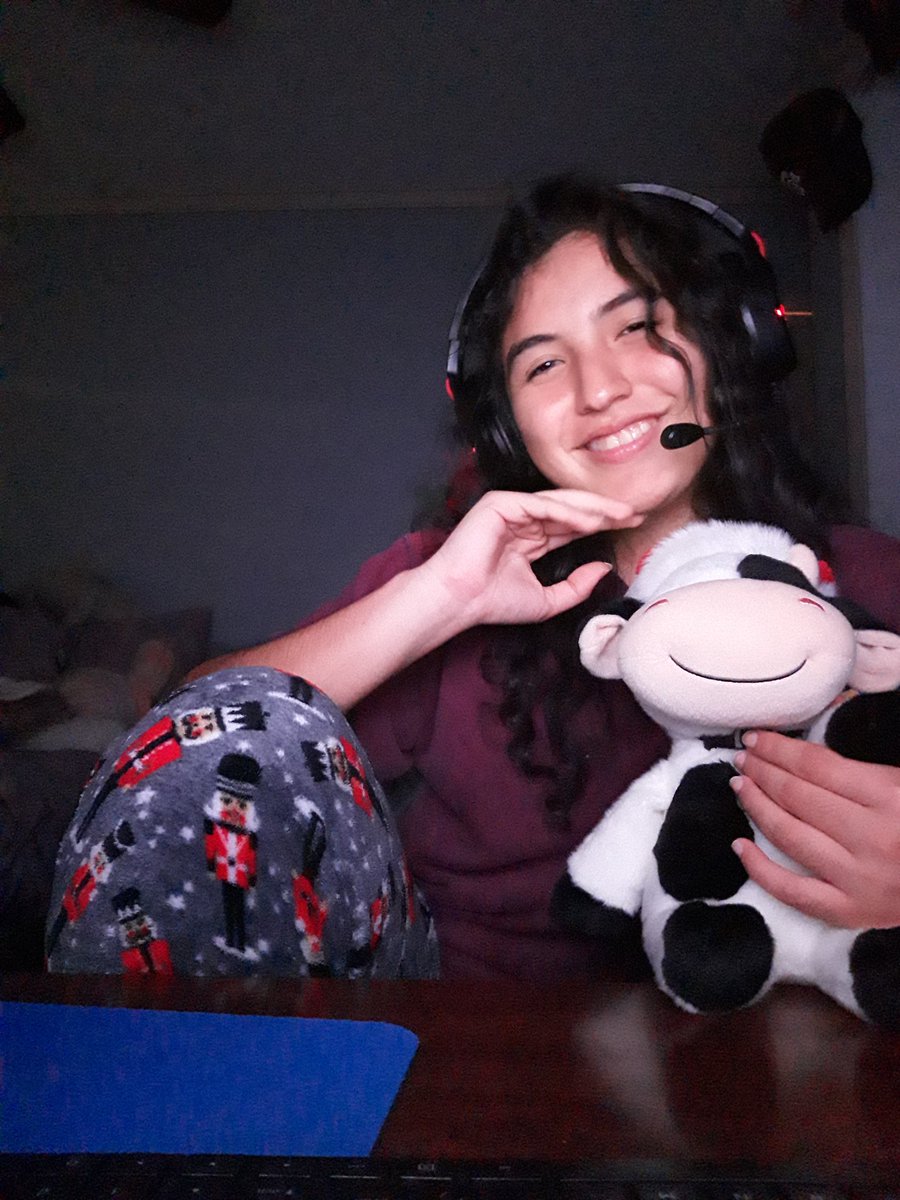 OxPersonxO's tweet photo. 🐄 Hopefully everyone is having a Merry Christmas 🐄 https://t.co/r5iQVXab1G